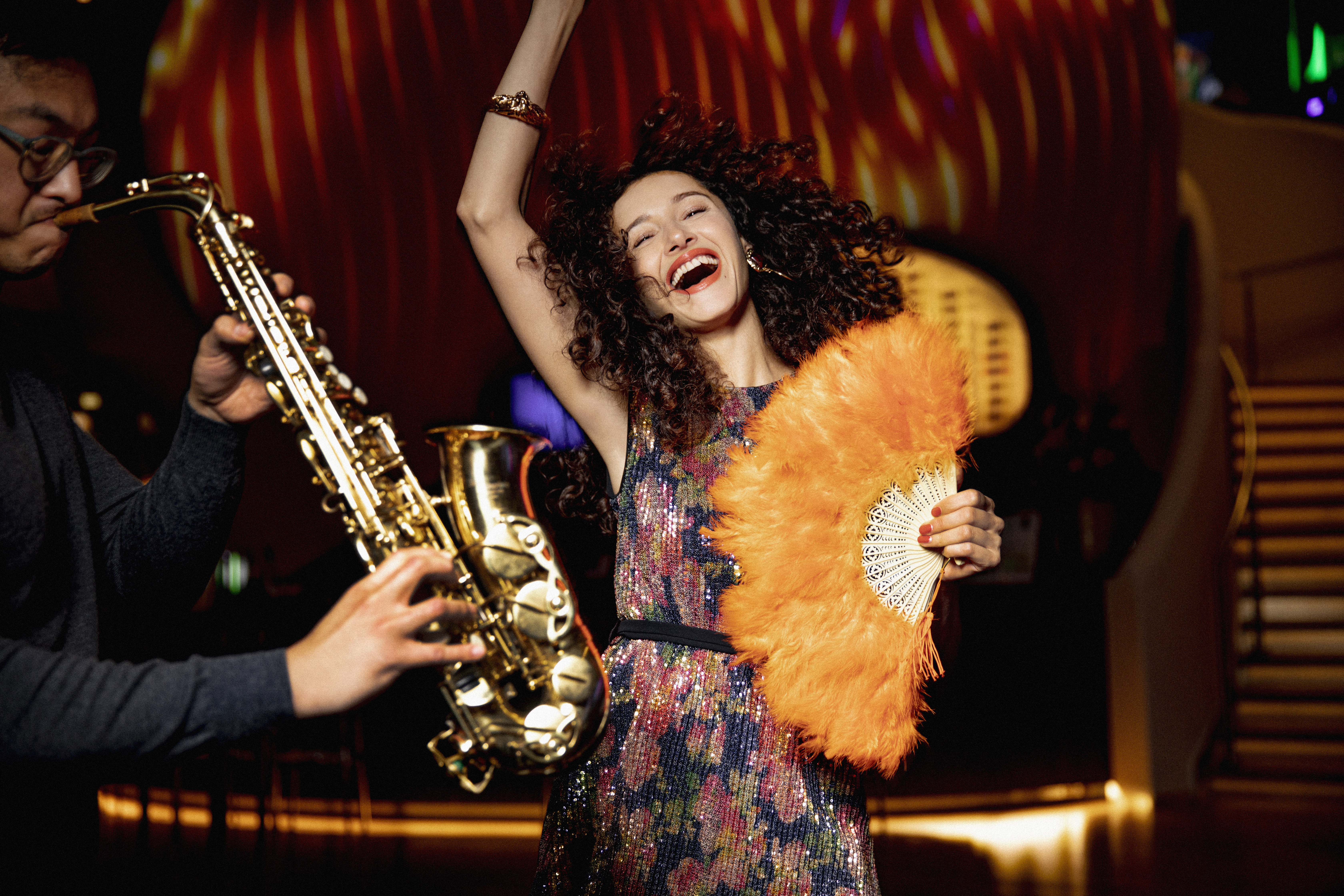 holland-casino-entertainment-dansende-gast-met-muzikant