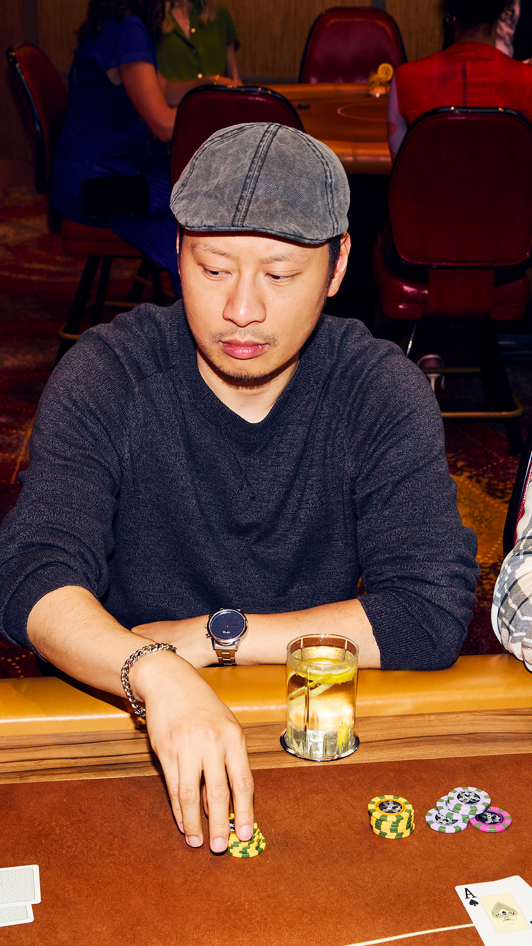 Een pokerspeler aan een pokertafel