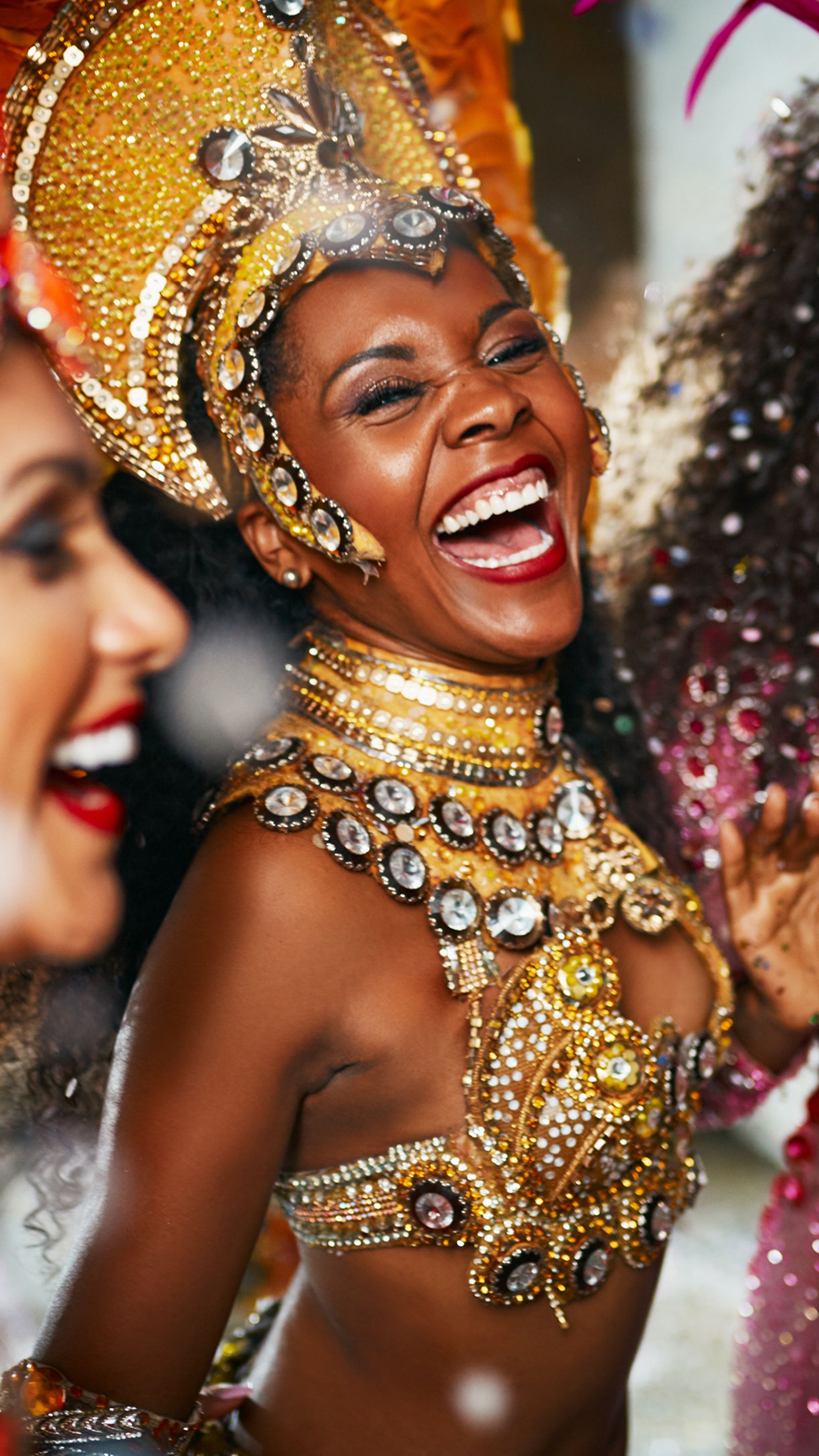 Caribbean danseressen in feestelijke outfit