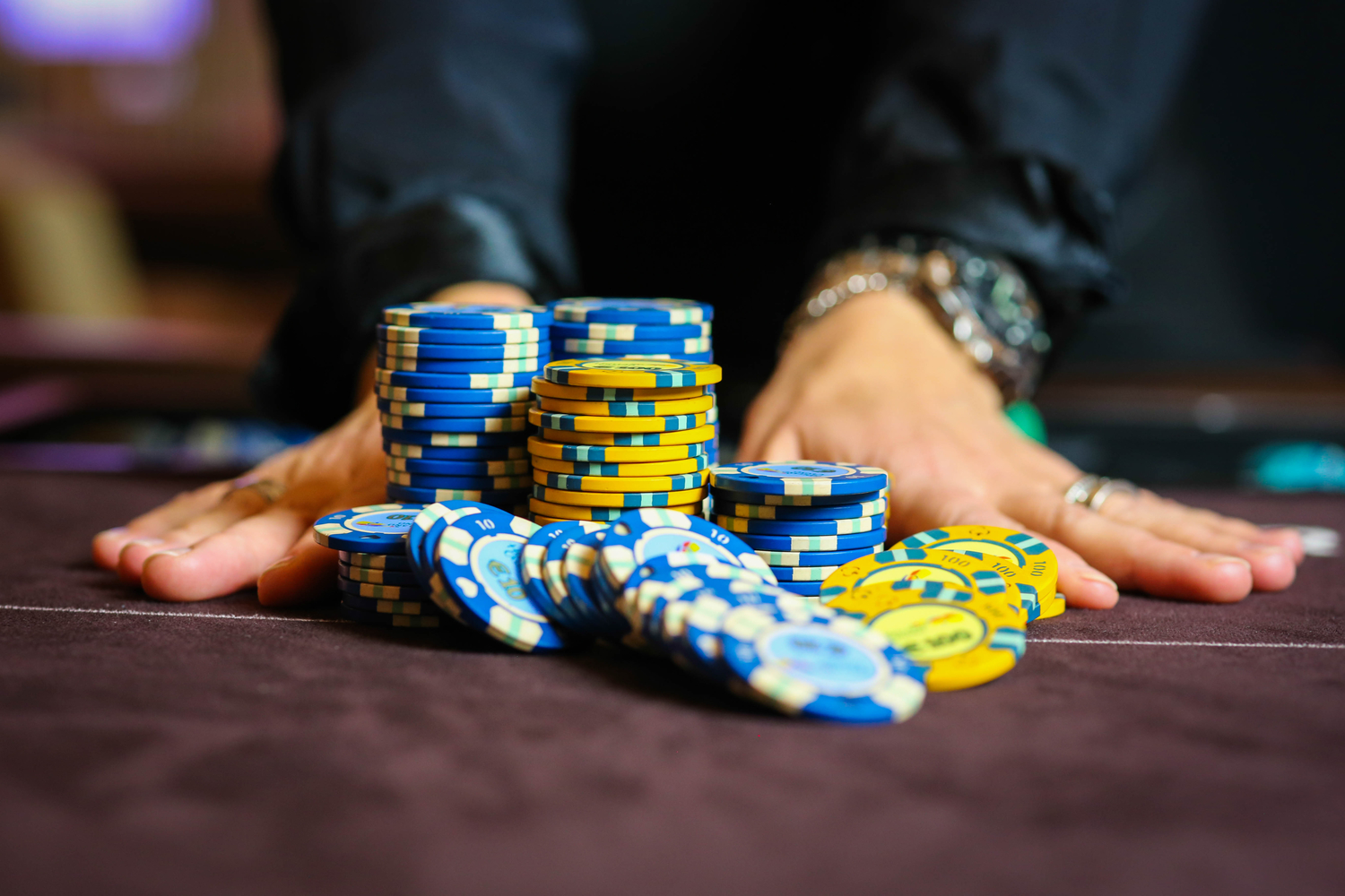Dealer schuift stapel pokerchips naar voren