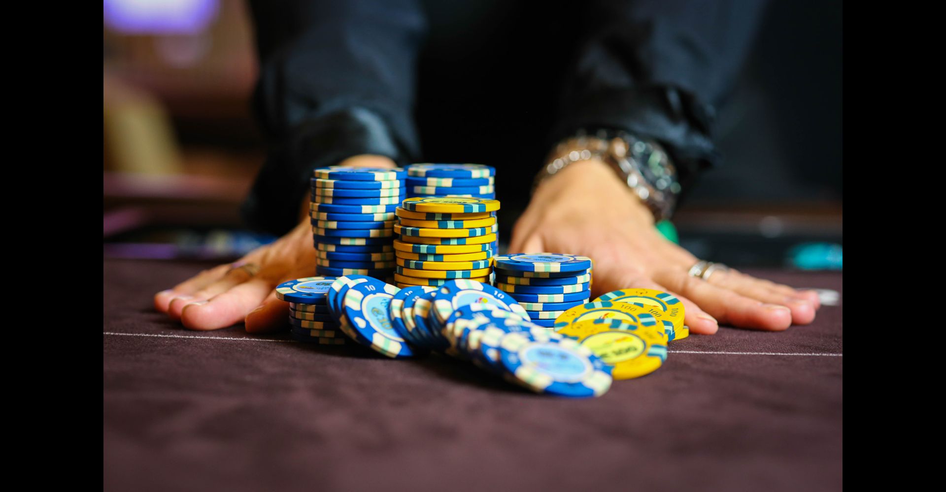 Dealer schuift stapel pokerchips naar voren