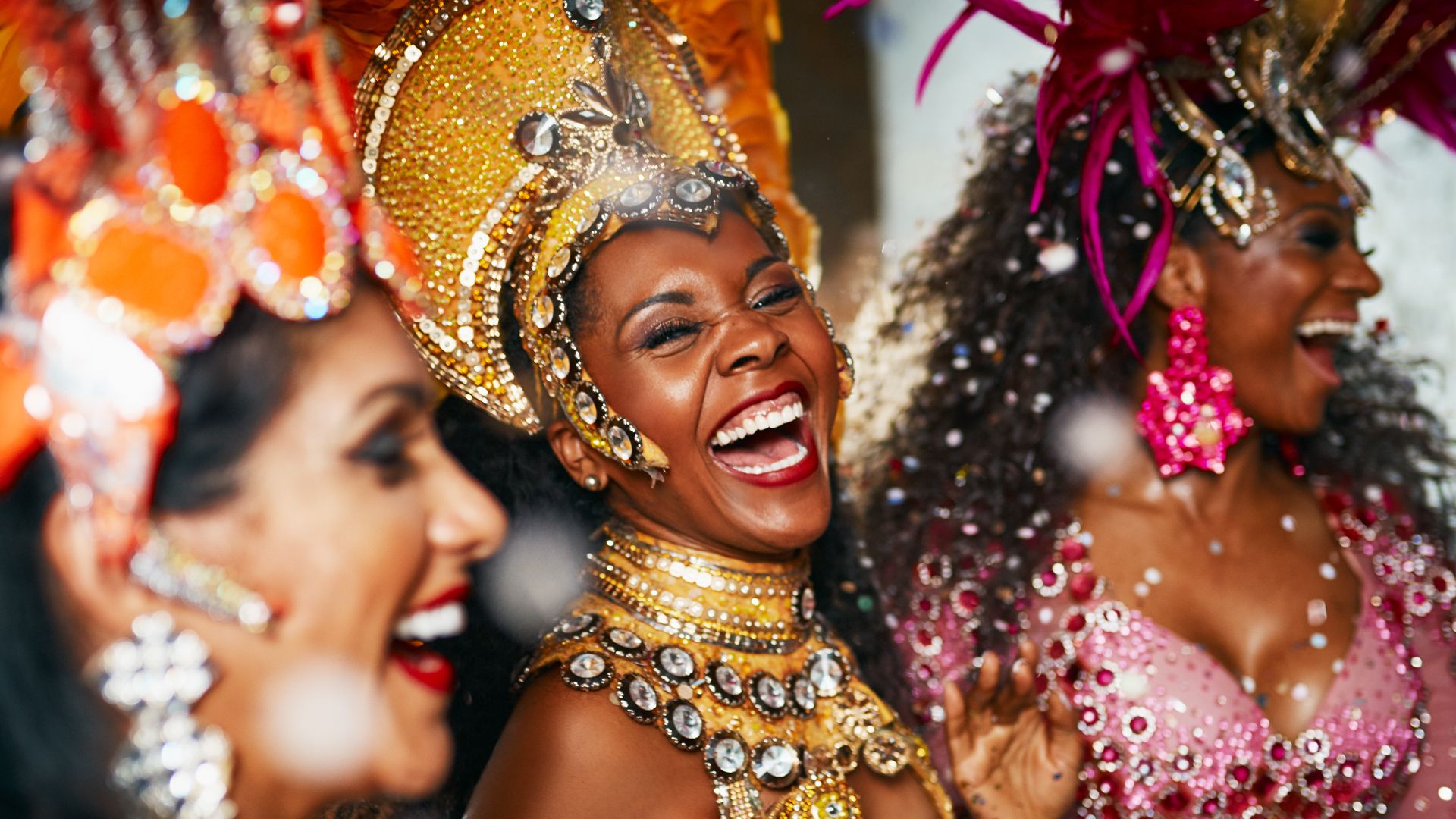 Caribbean danseressen in feestelijke outfit