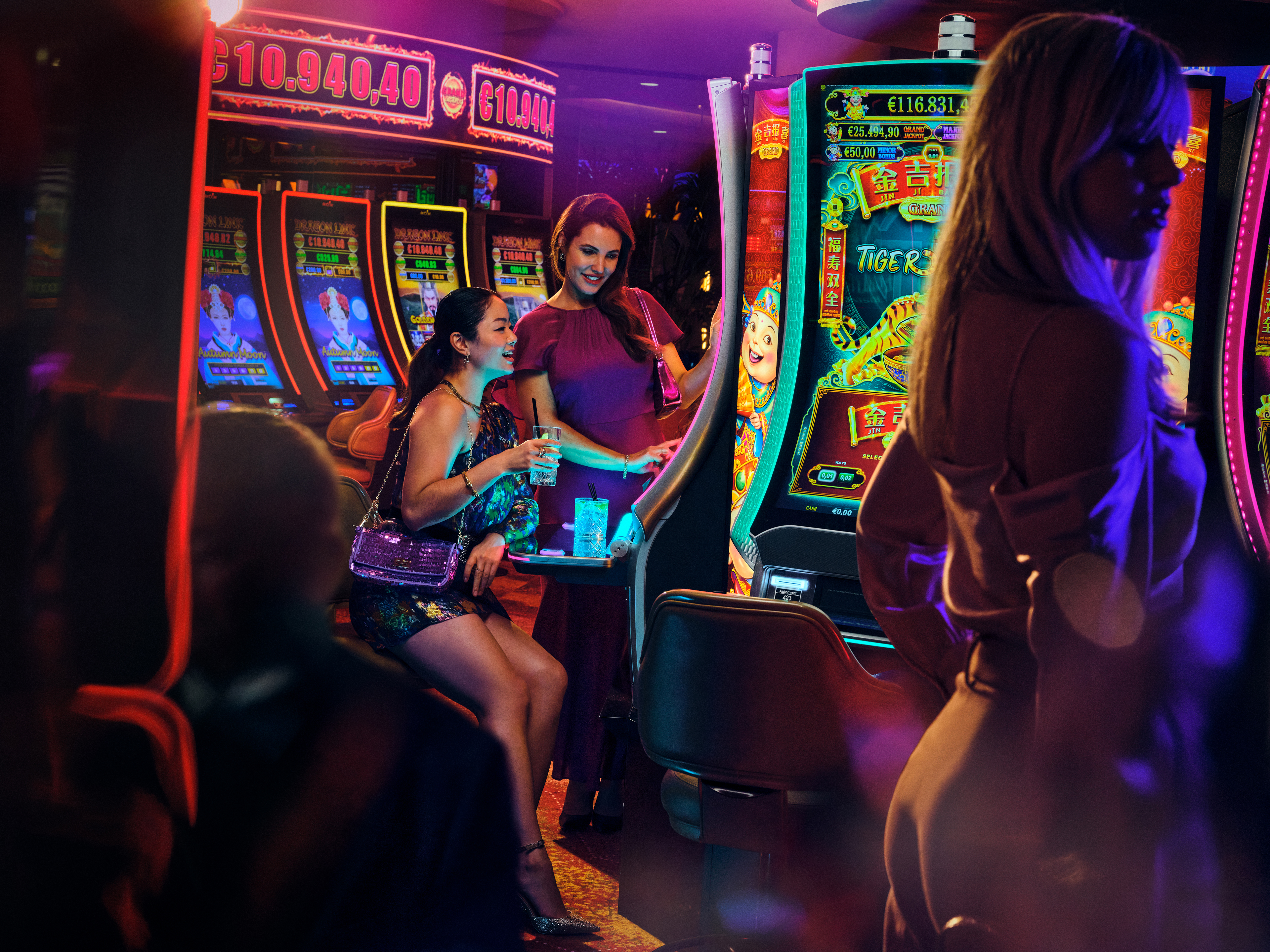 Twee vrouwen spelen samen op een speelautomaat