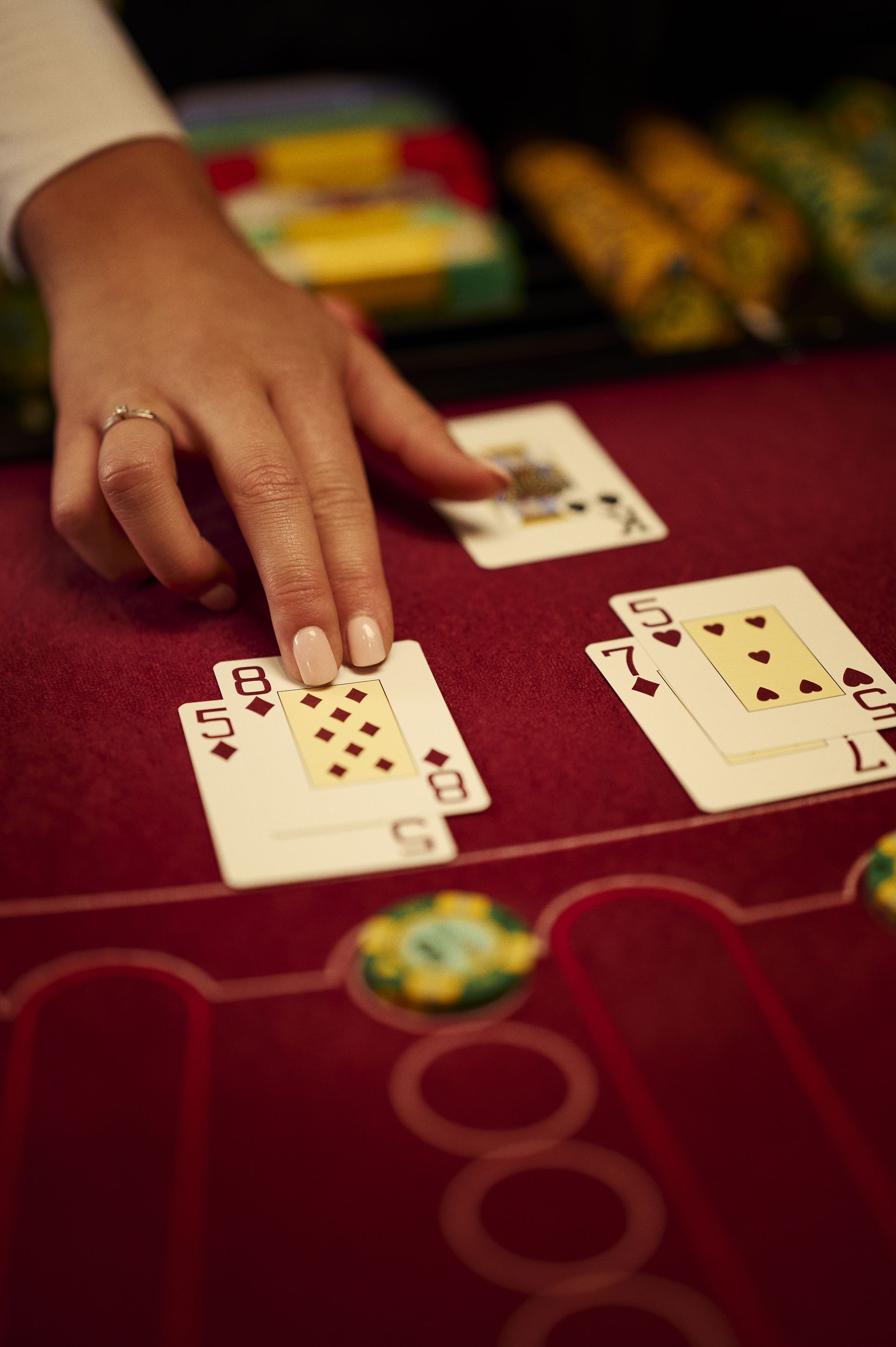 holland-casino-blackjack-close-up-hand-croupier-met-speelkaarten-set-vijf-en-acht-en-set-zeven-en-vijf