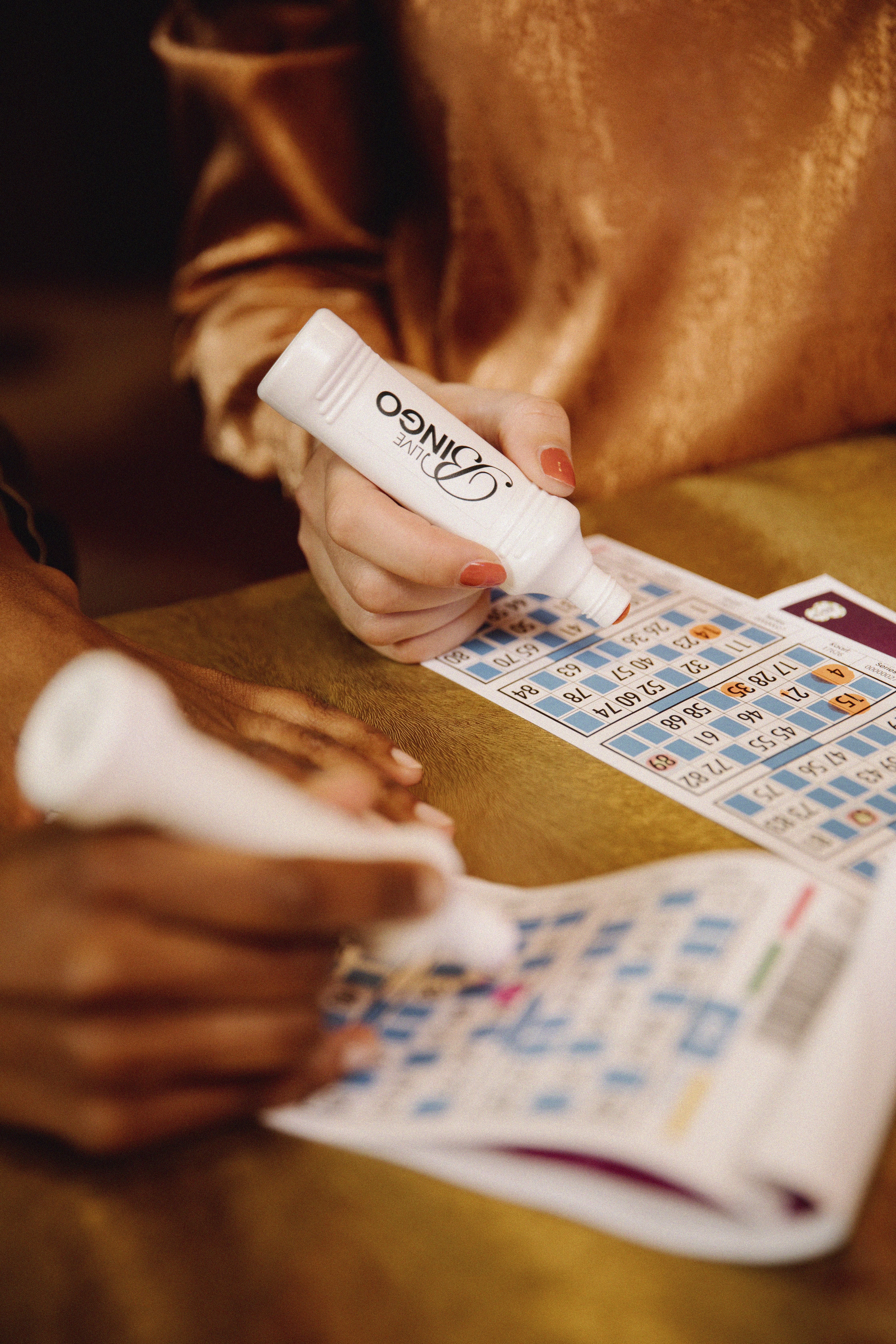 holland-casino-closeup-van-handen-van-twee-gasten-met-bingo-kaart