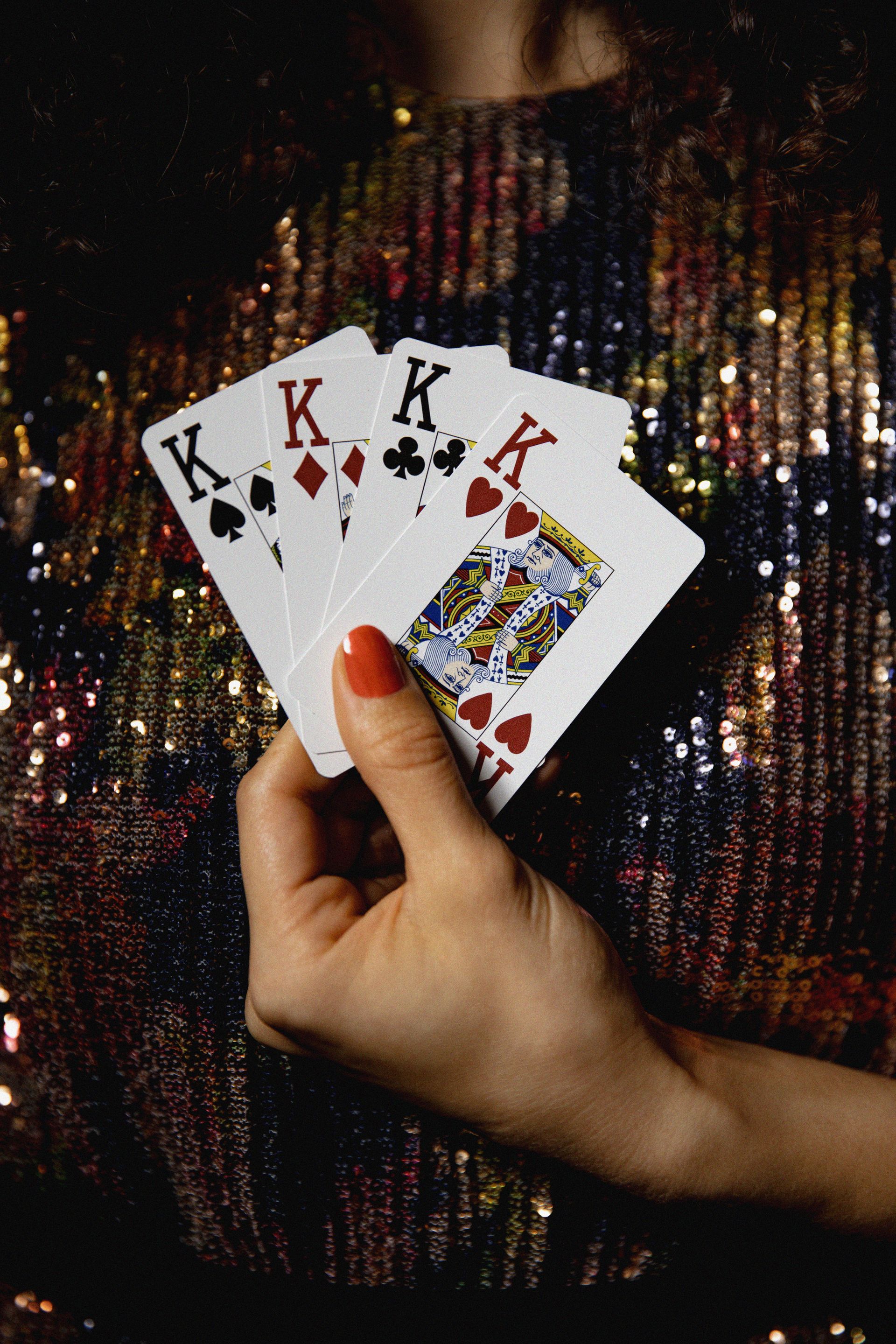 holland-casino-hand-met-vier-spelkaarten-koningen