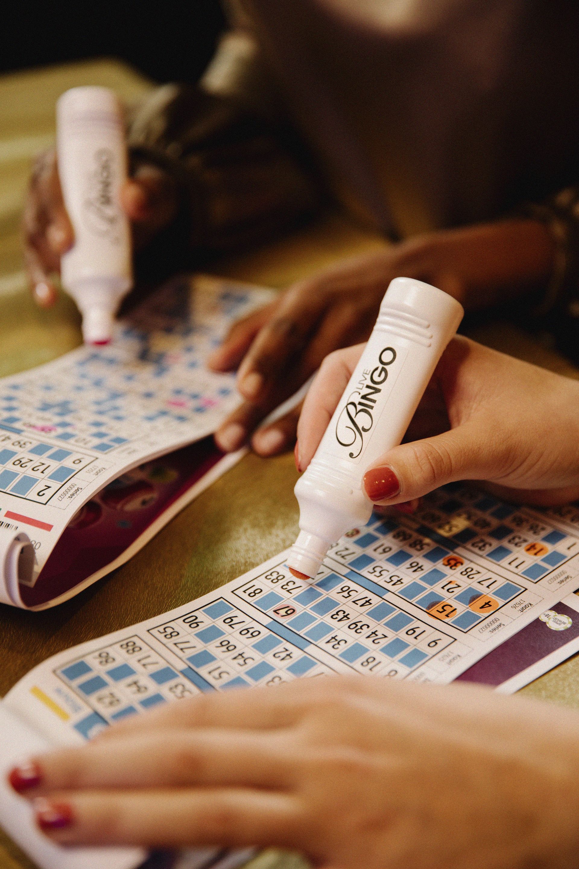 Bingo-Karten werden mit einem Dabber gestempelt