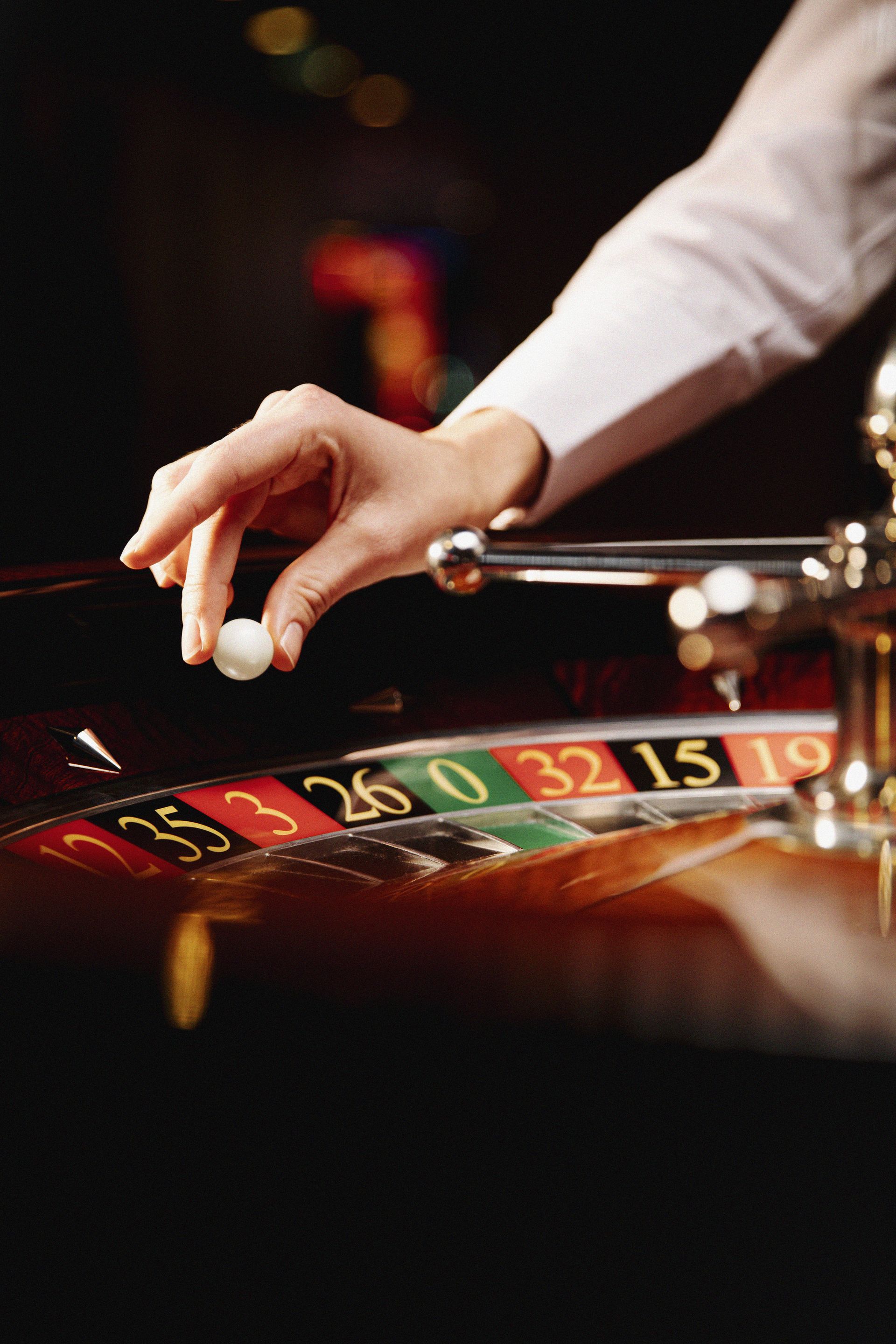 holland-casino-roulette-hand-van-croupier-die-bal-inbrengt