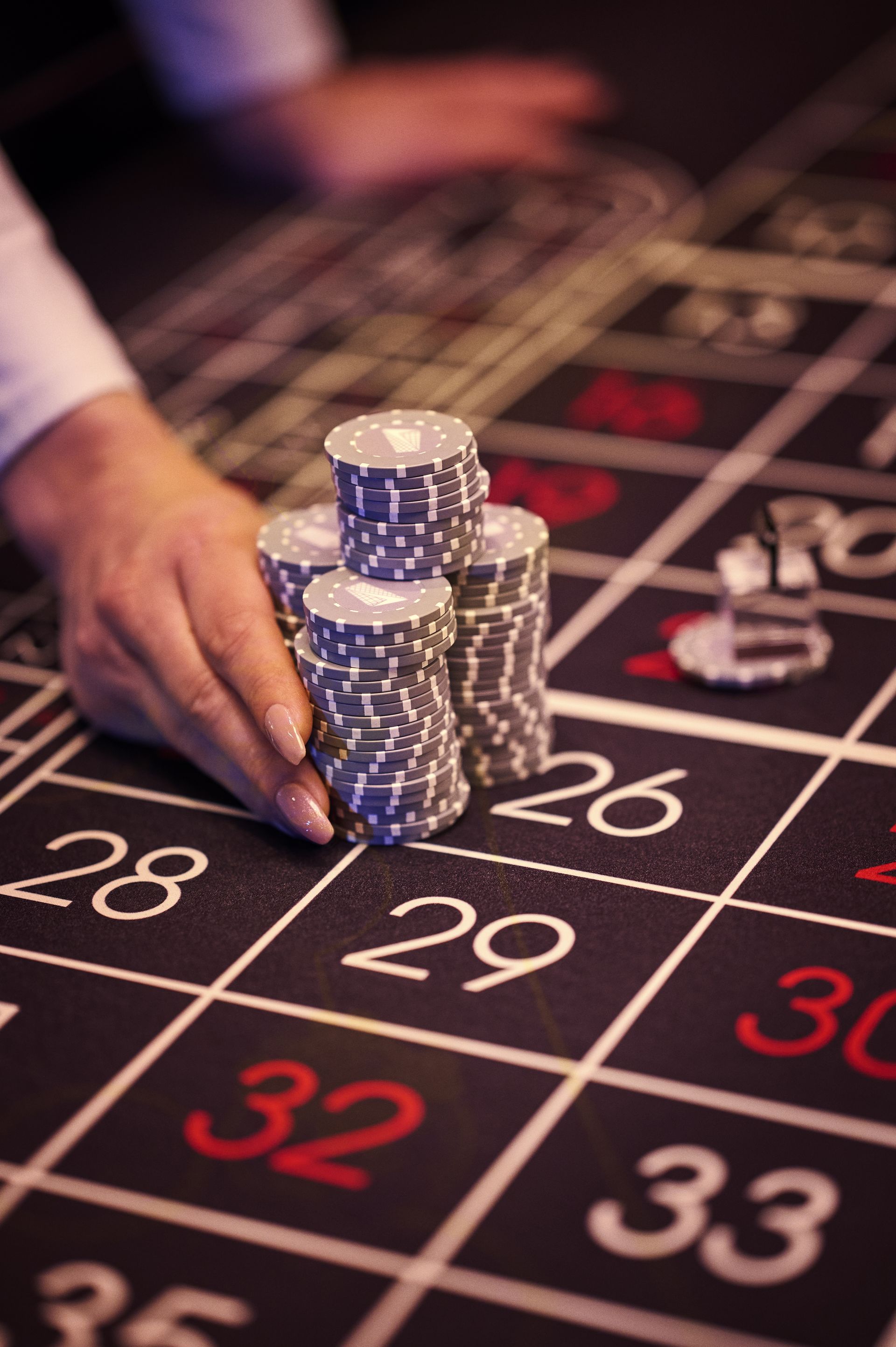 holland-casino-roulette-hand-van-croupier-die-bal-inbrengt