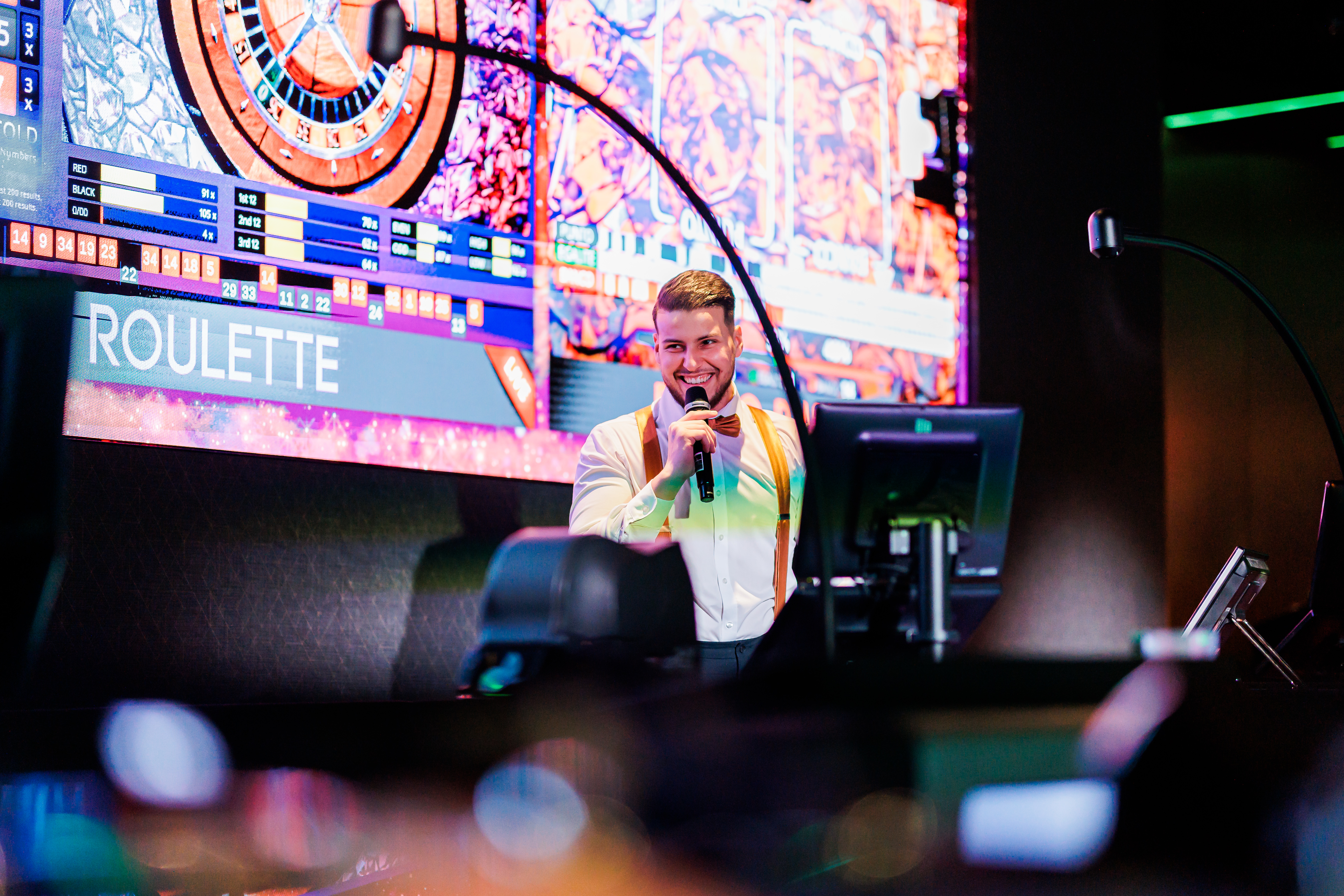 holland-casino-nxt-medewerker-die-roulette-presenteert