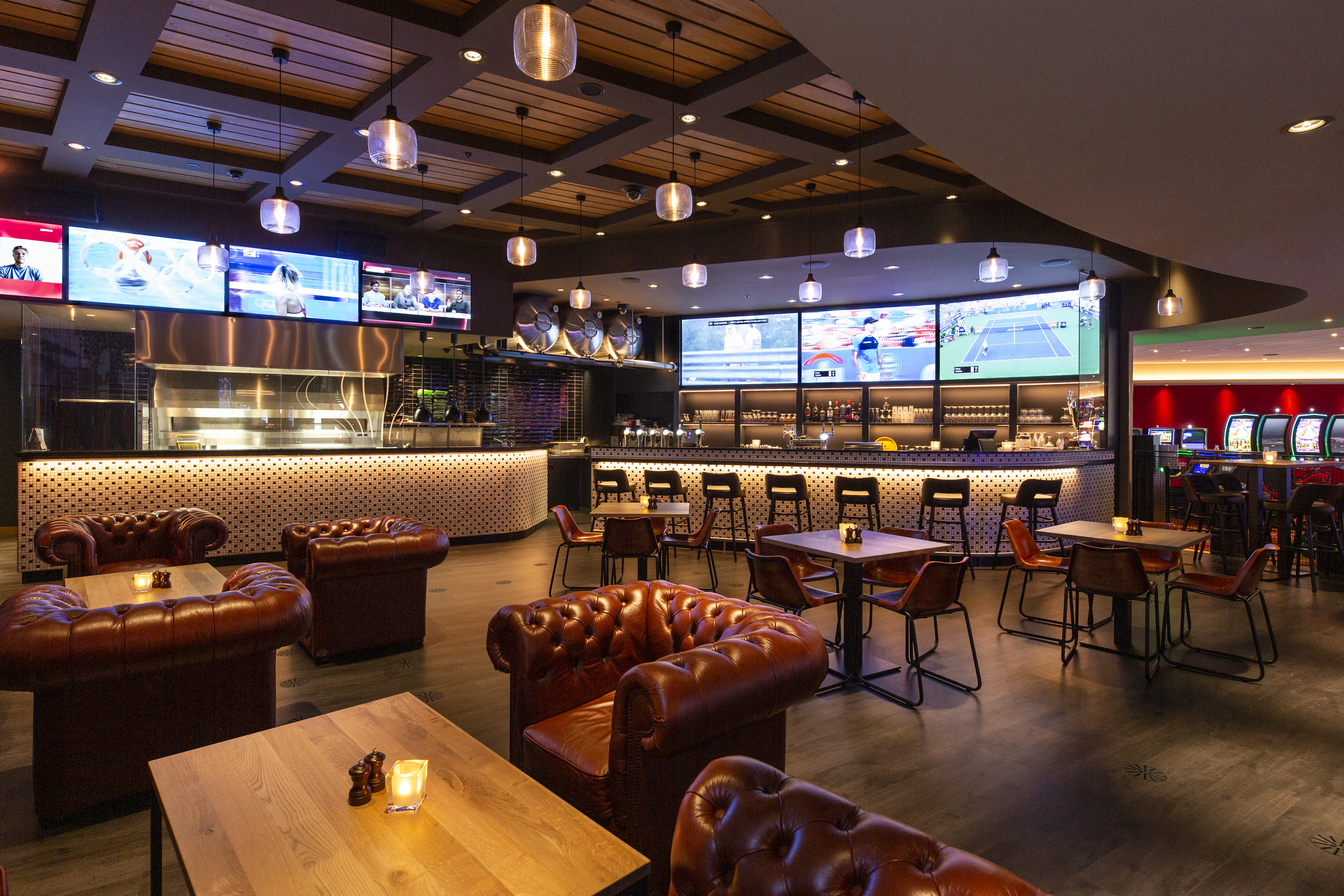 holland-casino-venlo-floralaan-interieur-restaurant-the-sportsbar-bar-zithoek-sportwedstrijd-op-screen