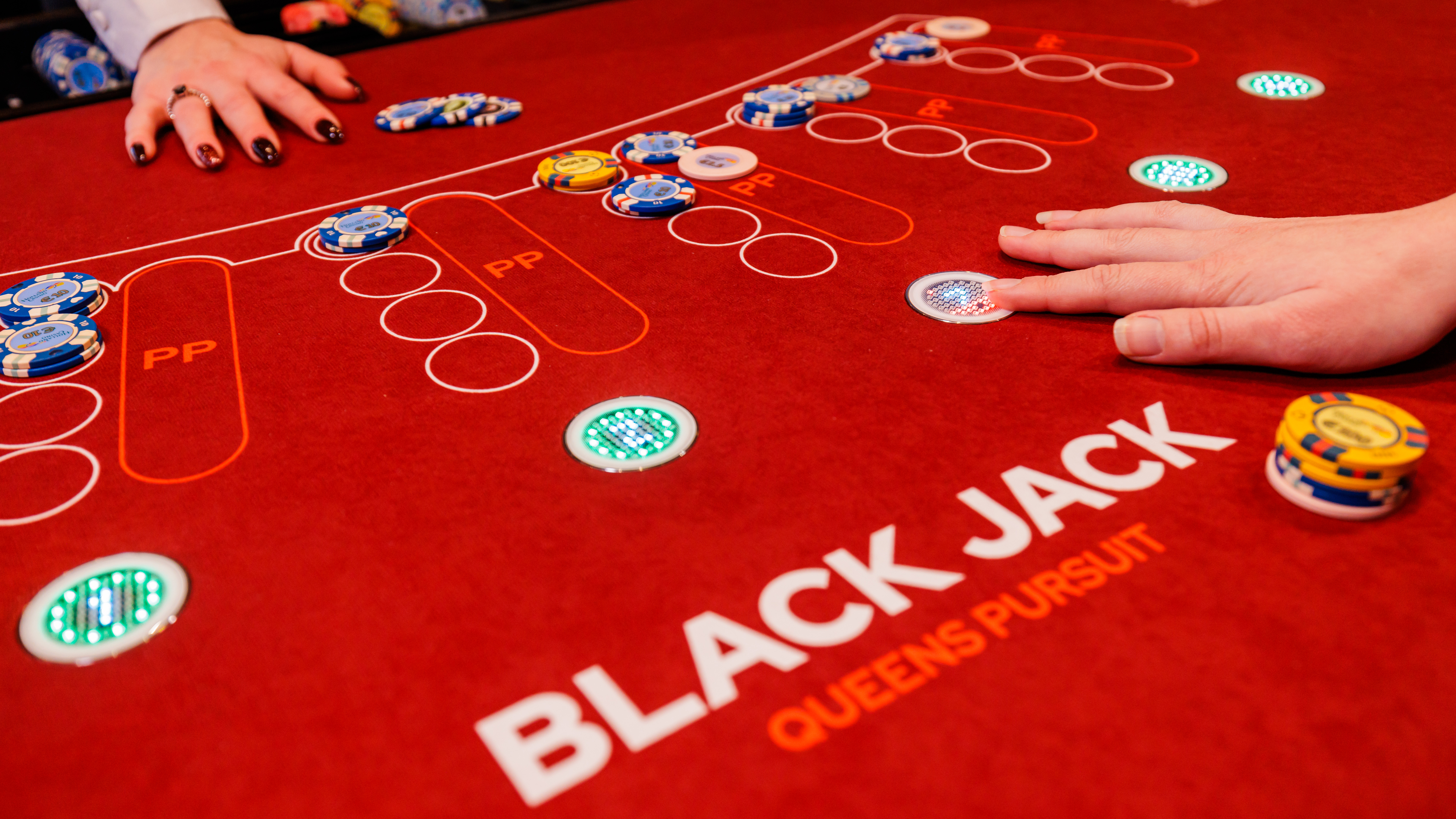 Black Jack tafel met Black Jack Jackpot "Queens Pursuit"