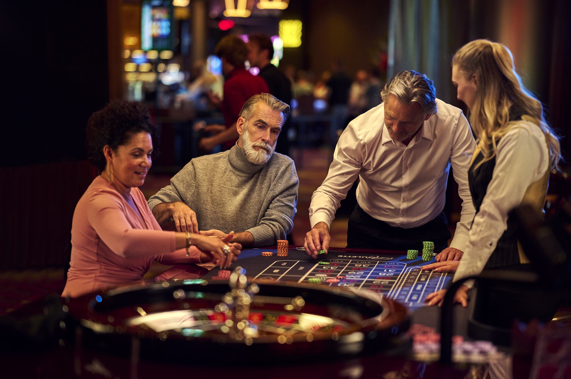 holland-casino-roulette-gasten-die-aan-speltafel-met-croupier-inzetten
