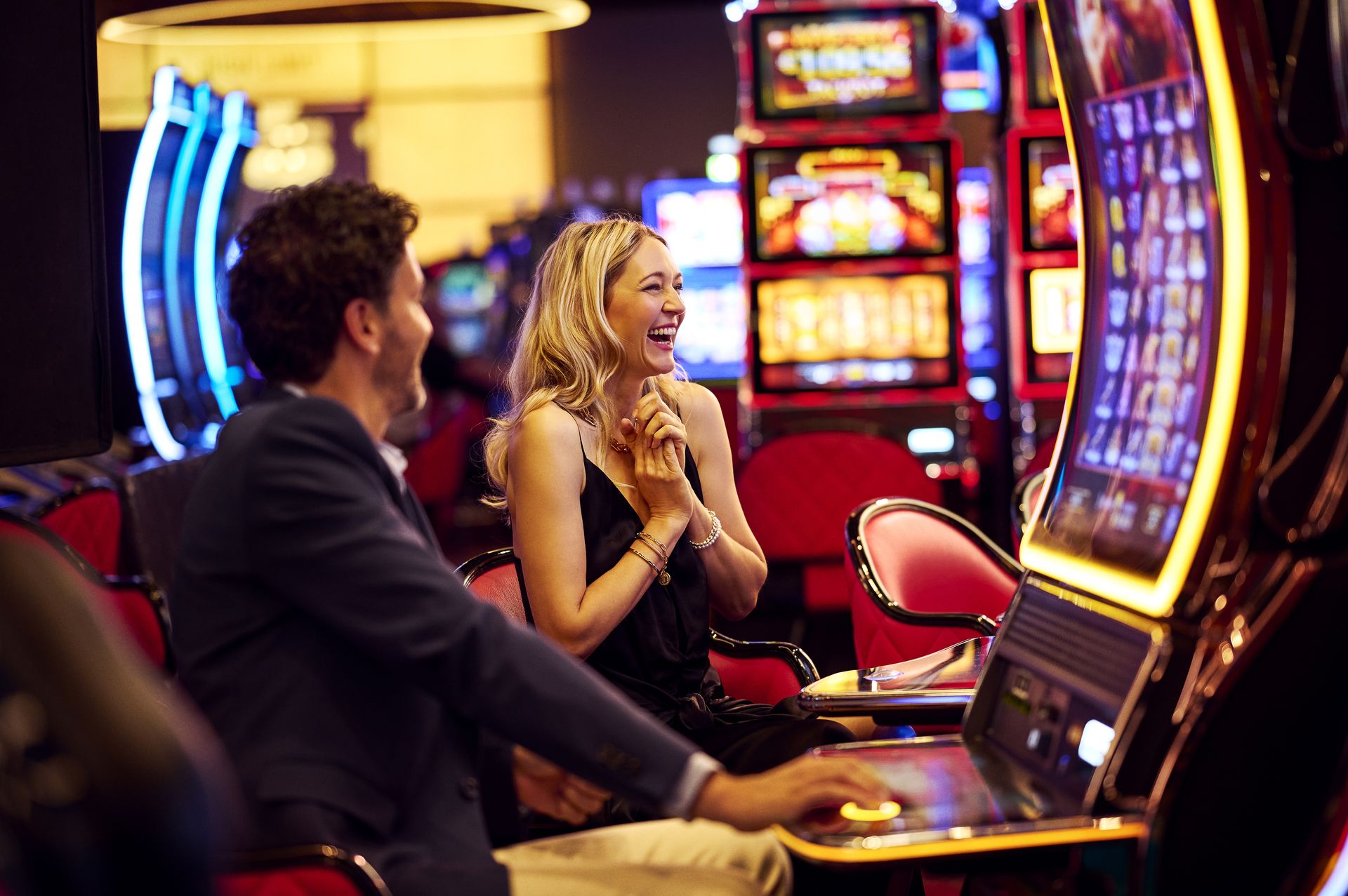 holland-casino-gasten-achter-speelautomaten