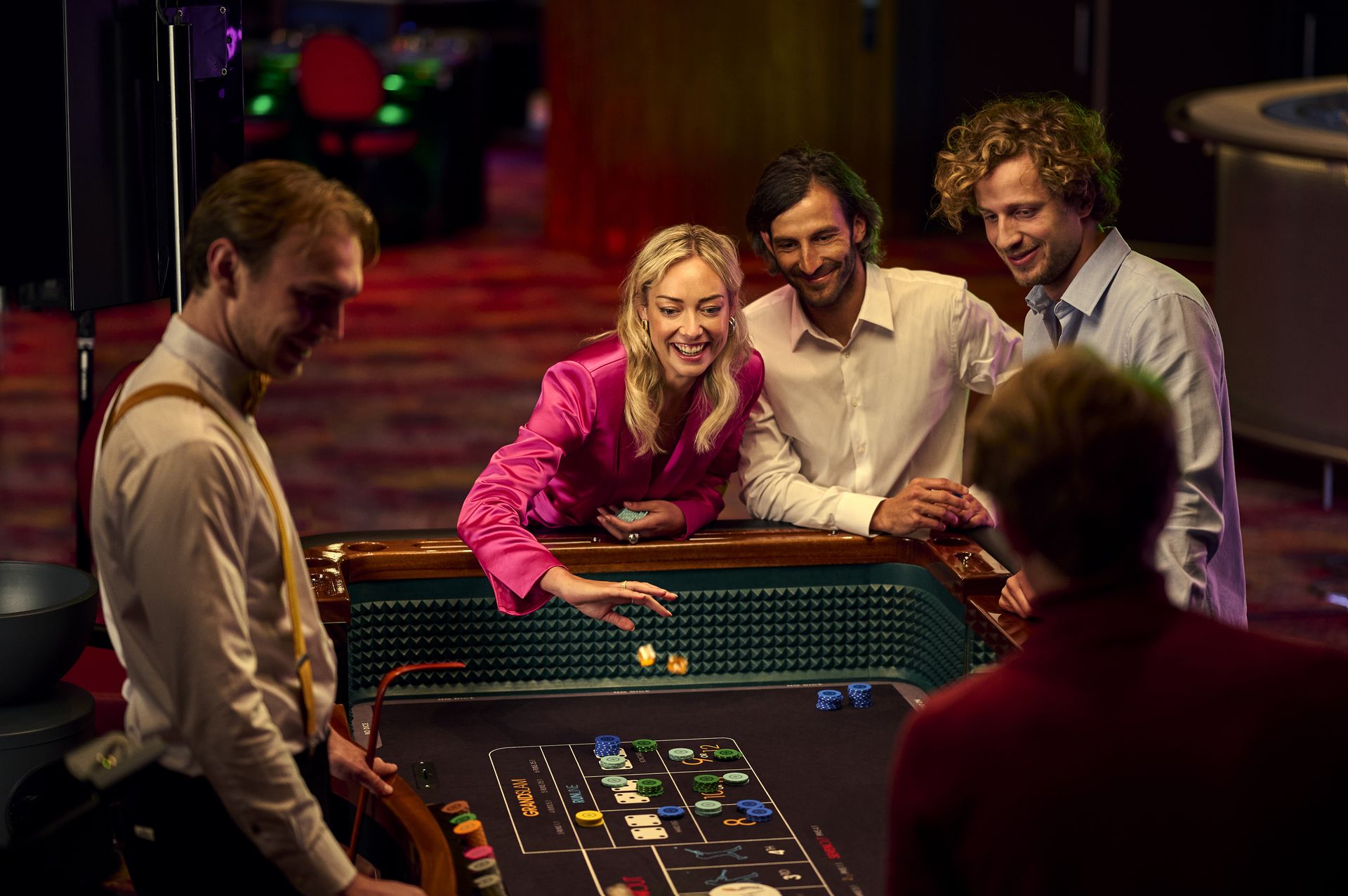 holland-casino-diceball-gasten-aan-speeltafel-met-croupier