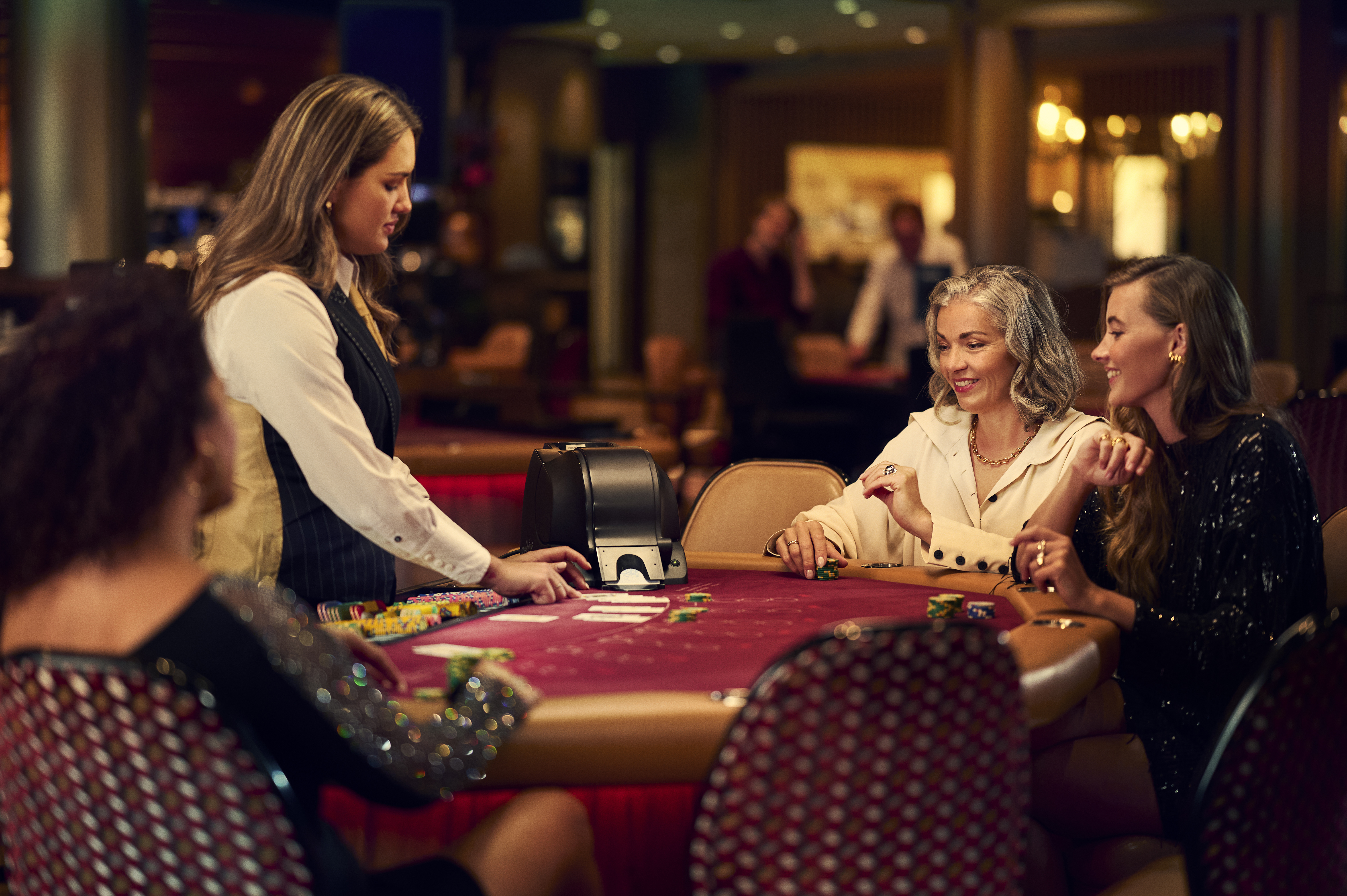 holland-casino-blackjack-drie-gasten-aan-speeltafel-met-croupier