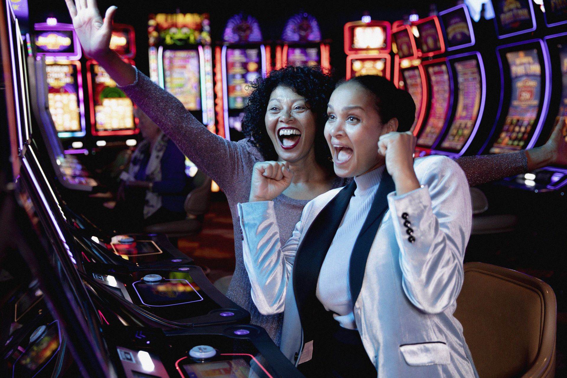 holland-casino-twee-winnende-gasten-achter-speelautomaten