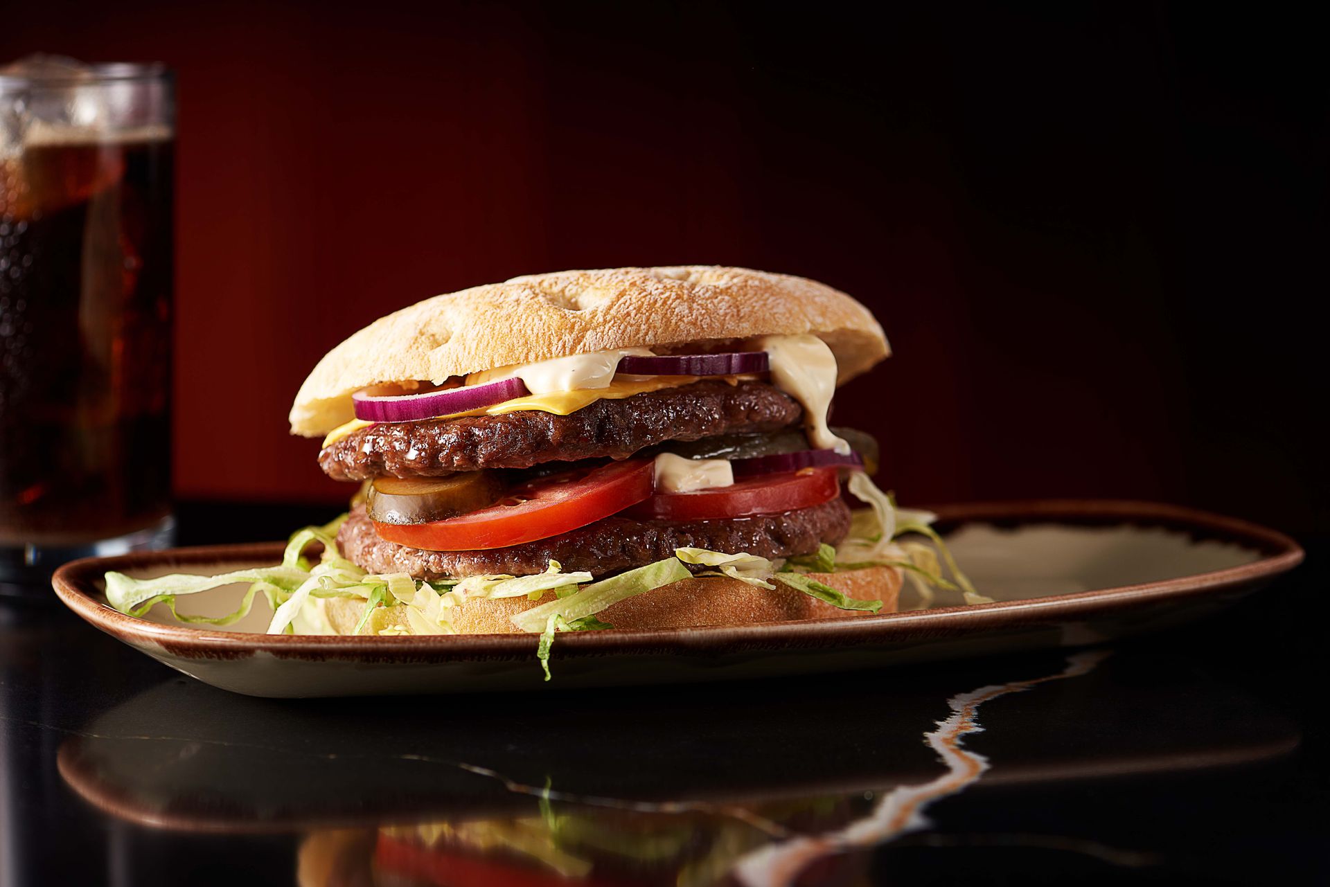 Redefine meat burger met brie, uienrelish, rucola, frites en mosterdmayonaise