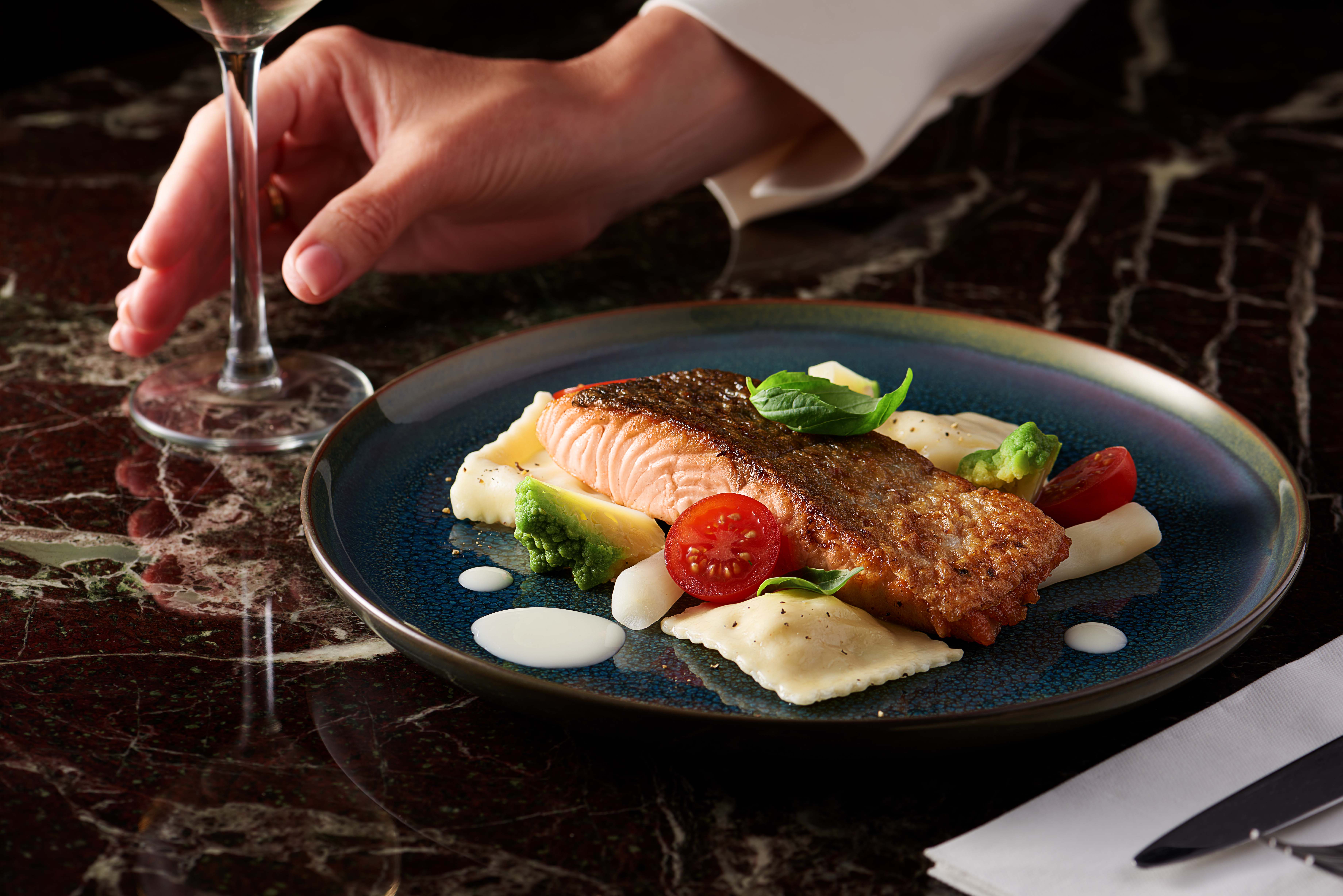 holland-casino-restaurant-taste-brasserie-zalmfilet-met-hand