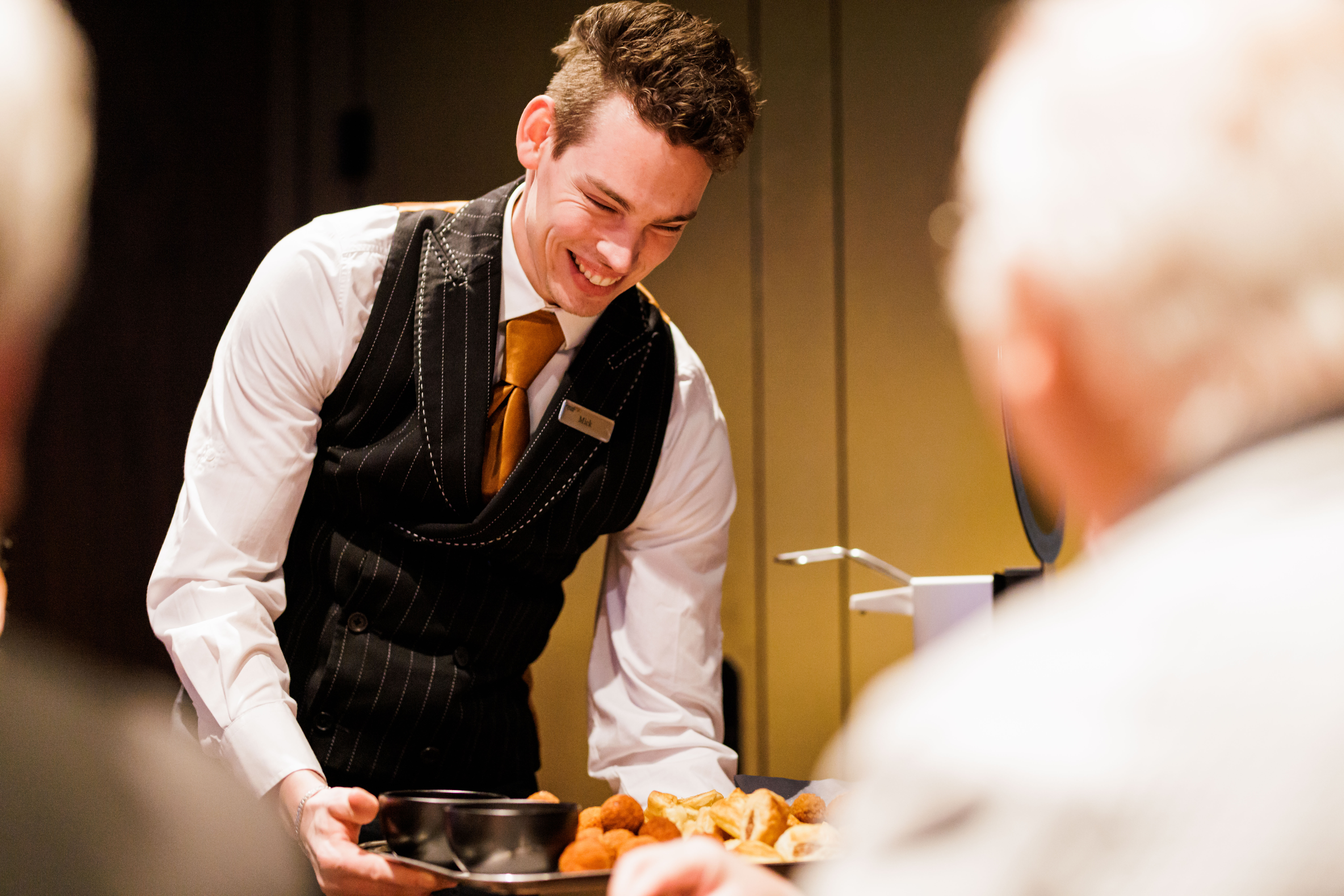 holland-casino-restaurant-zaalmedewerker-serveert-bittergarnituur