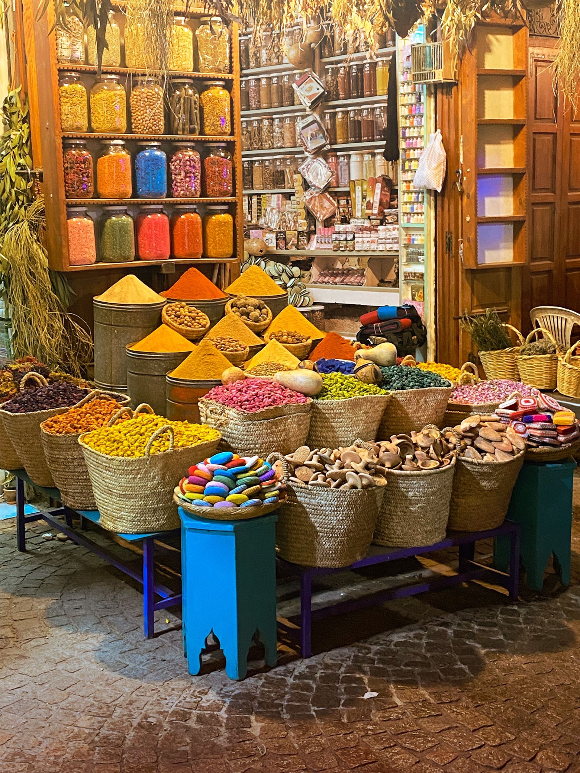 marktkraam-met-kruiden-en-specerijen-in-marrakesh