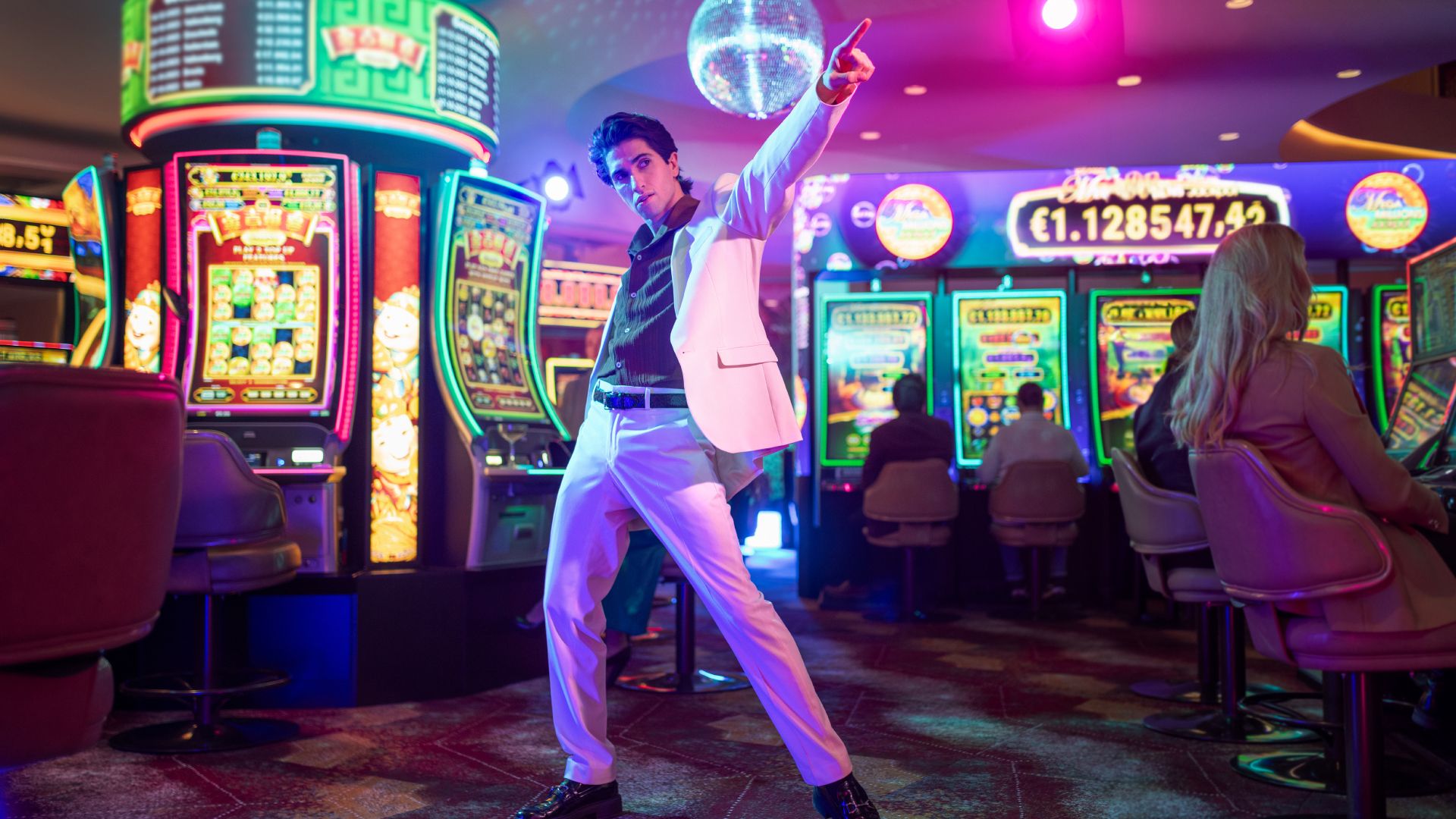 Danser in wit pak voor de speelautomaten