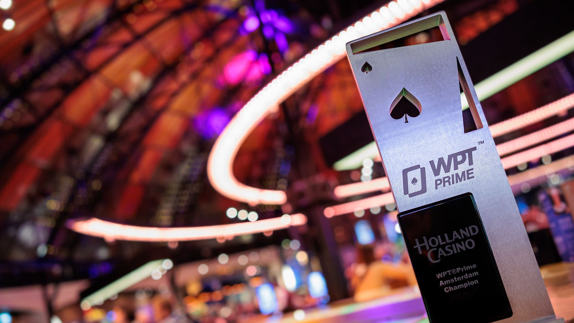 WPT Prime trofee met in de achtergrond de speelzaal van Holland Casino Amsterdam Centrum