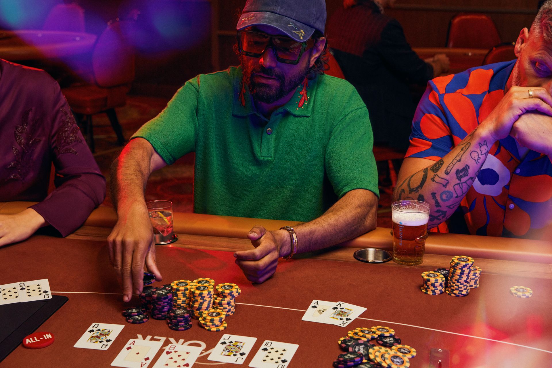 holland-casino-poker-tafel-met-drie-gasten-op-live-poker-toernooi--waarvan-middelste-gast-waarde-fiches-inzet