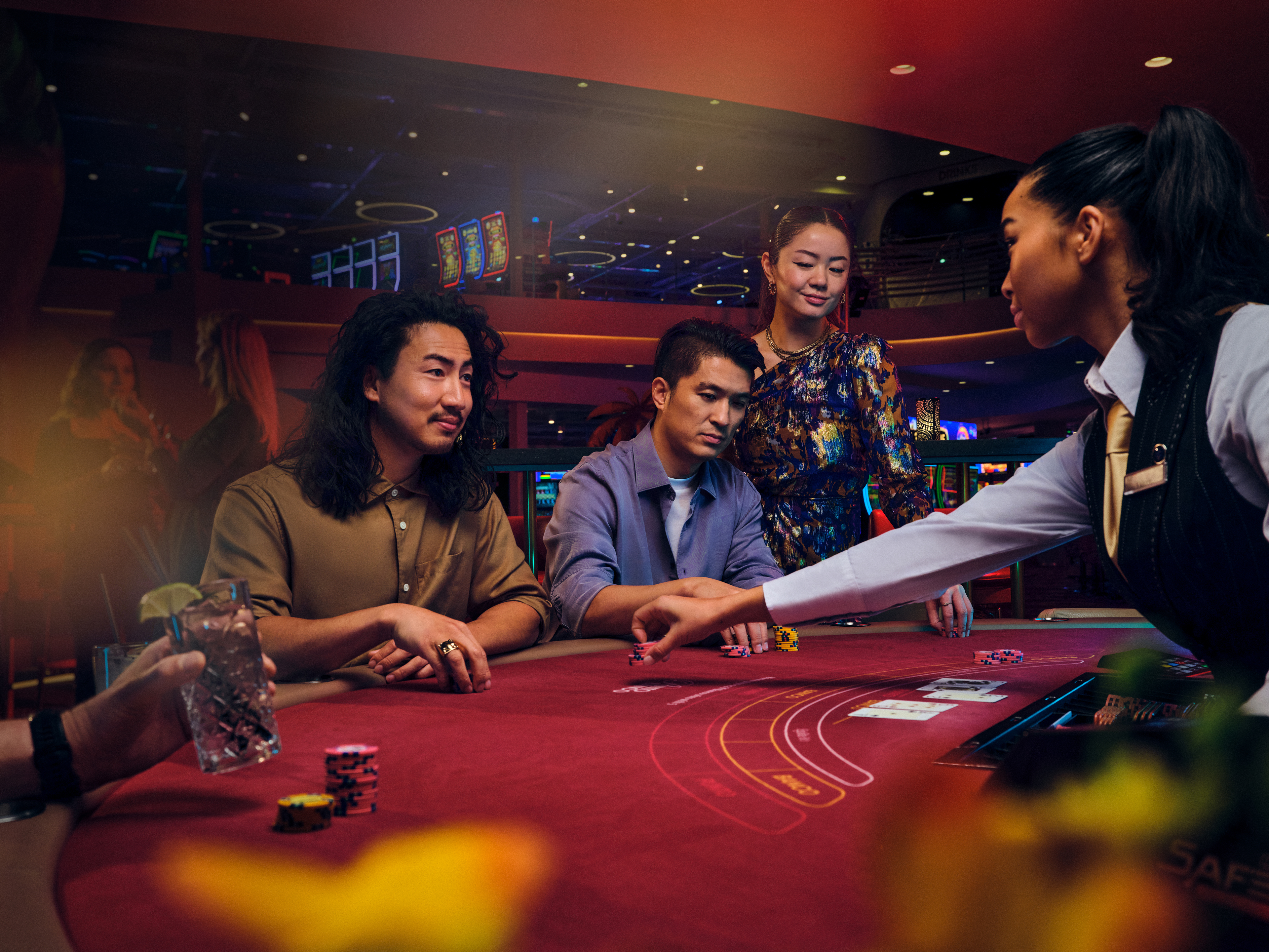 De dealer betaalt een winnaar uit aan de Punto Banco speeltafel