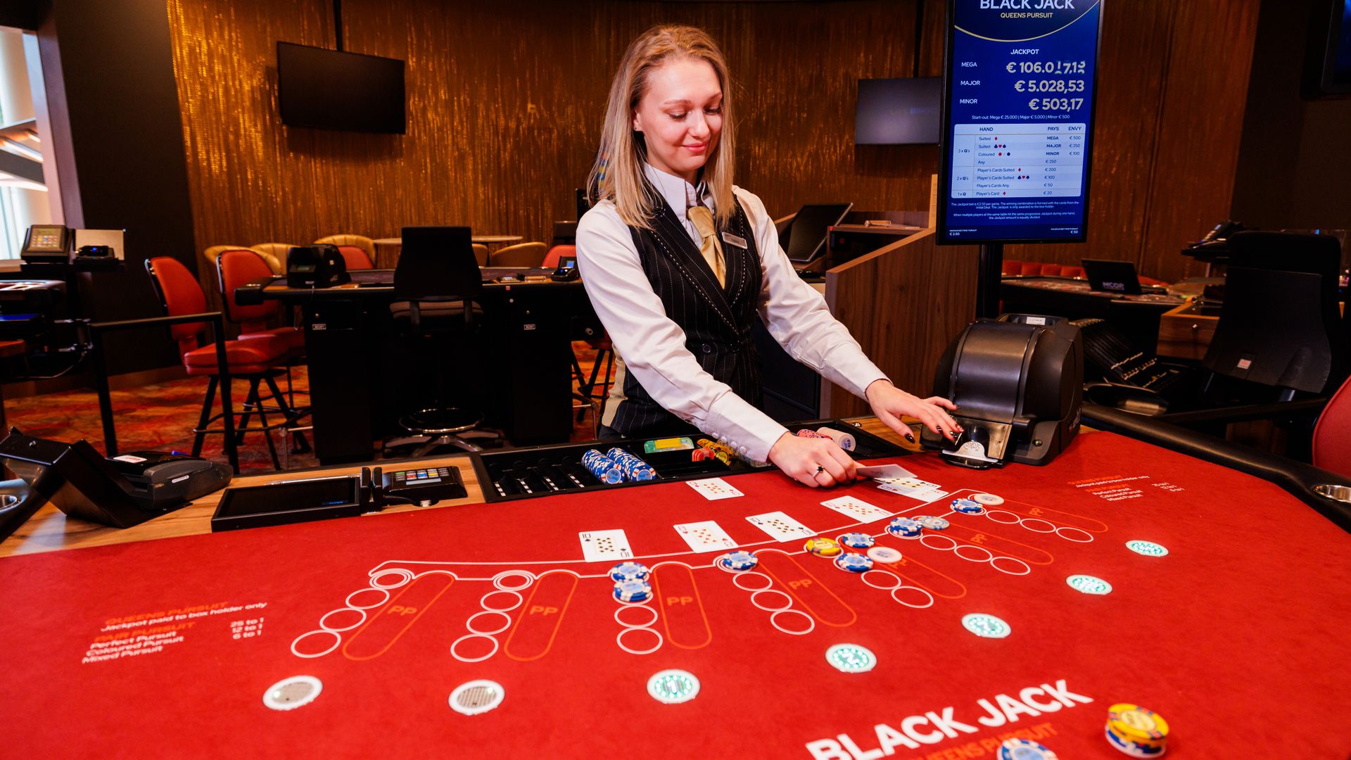 De dealer trekt een kaart aan de Black Jack tafel