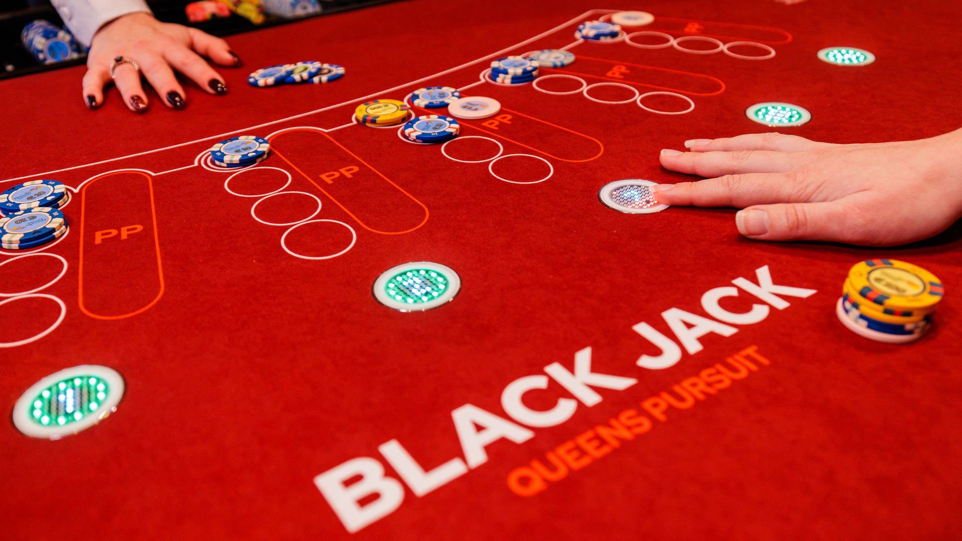 Black Jack tafel met Black Jack Jackpot "Queens Pursuit"