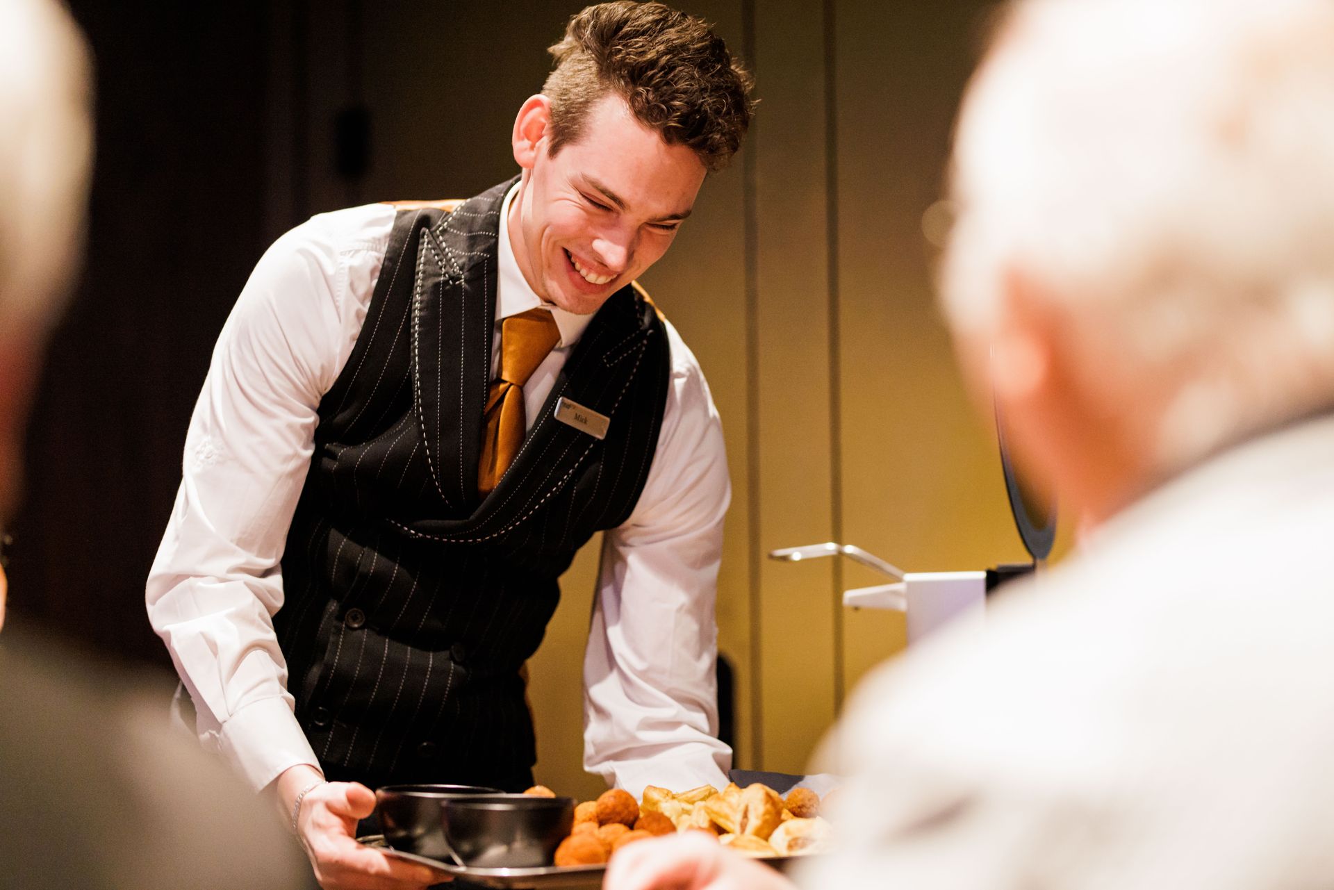 holland-casino-restaurant-zaalmedewerker-serveert-bittergarnituur